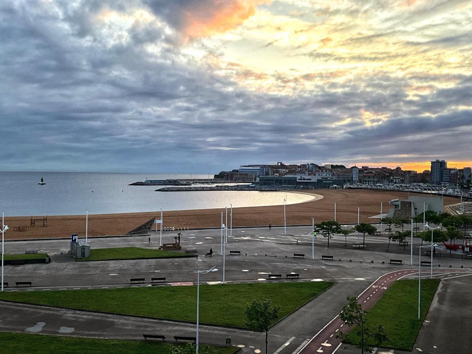 شقة El Atico De La Playa Parking Gratis خيخون المظهر الخارجي الصورة